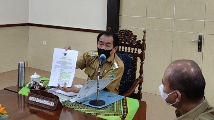 Klarifikasi Bupati Banjarnegara Budhi Sarwono soal status zona di daerahnya di ruang rapat Bupati, Selasa (29/6/2021).