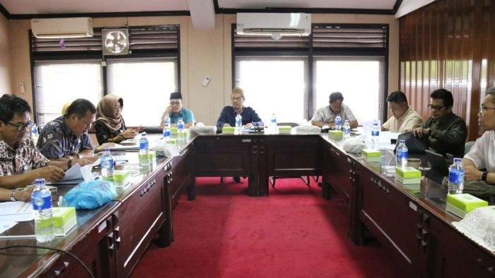 Komisi B DPRD Kabupaten Kudus melaksanakan rapat koordinasi dengan mitra kerja Disnakerperinkop-UKM, baru-baru ini.