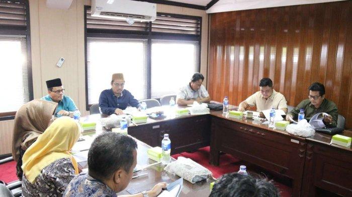Komisi B DPRD Kabupaten Kudus melaksanakan rapat koordinasi dengan mitra kerja Disnakerperinkop-UKM, baru-baru ini.