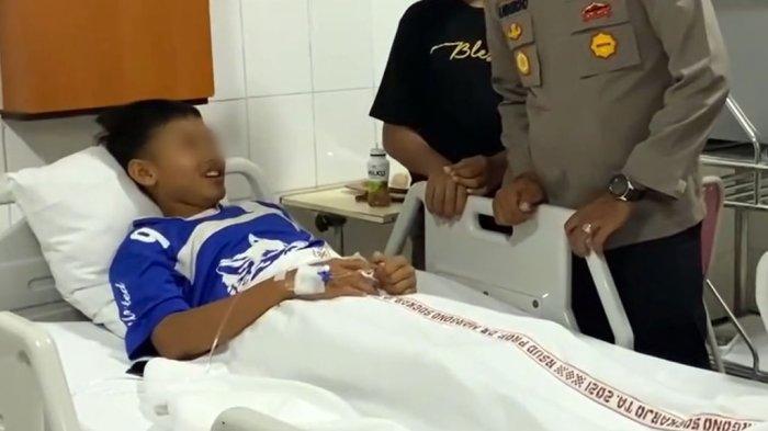 Polisi menjenguk korban perundungan disertai penganiayaan SMPN 2 Cimanggu Cilacap yang kini dirawat di RSUD Margono Soekarjo Purwokerto.