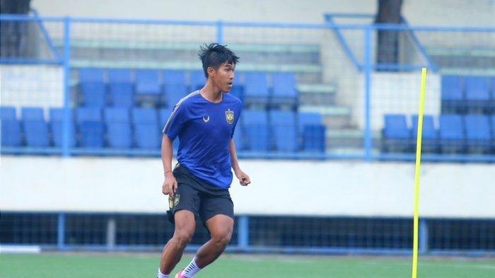 Aksi Aqsha Saniskara Prawira saat menjalani latihan bersama PSIS Semarang di Stadion Citarum Semarang belum lama ini-