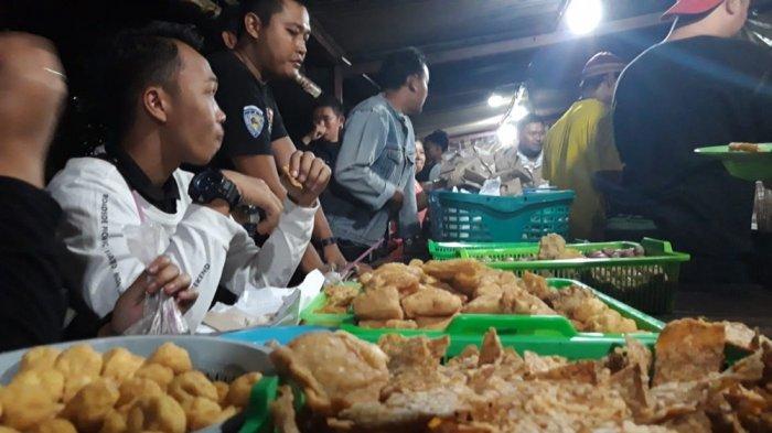 Pengunjung memadati Warung Sego Kucing Pak Gik Jalan Gajahmada Kota Semarang, Sabtu (27/7/2019) petang.
