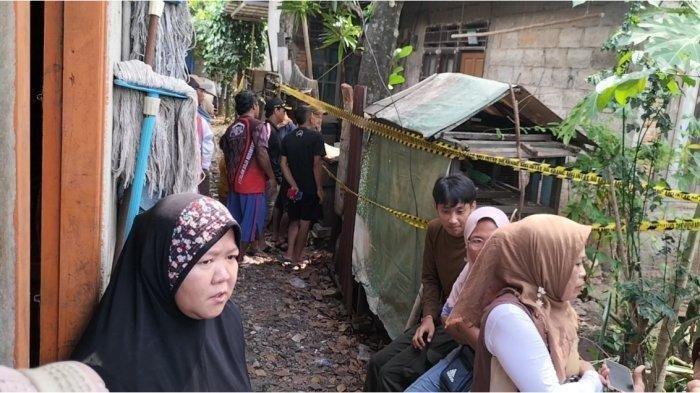 Warga berkerumun di lokasi penemuan jasad bocah perempuan 9 tahun di Kelurahan Ciketing Udik, Kecamatan Bantargebang, Kota Bekasi, Minggu (2/6/2024).