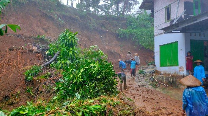 Dukuh Plumbon RT 2 RW 3, Desa Winduaji, Kecamatan Paninggaran juga longsor menimpa rumah warga.