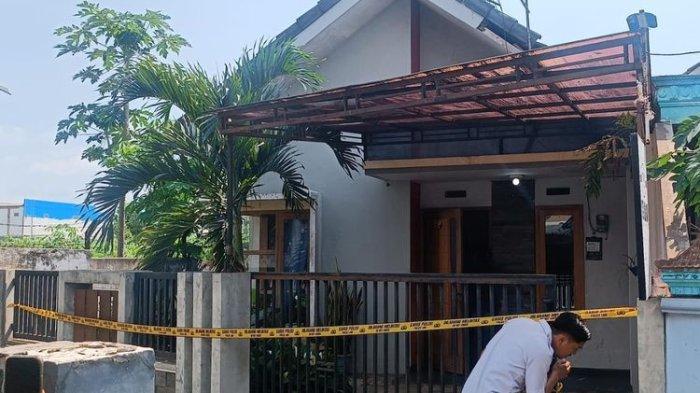 Garis polisi terpasang di rumah satu keluarga ditemukan tewas yang berlokasi di Desa Saptorenggo, Kecamatan Pakis, Kabupaten Malang, Selasa (12/12/2023).