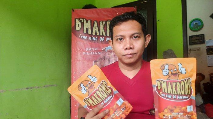 -TUNJUKKAN PRODUK - Pelaku UMKM D'Makrons, Rudy Sulaiman menunjukan produknya di rumahnya, Boja, Kendal, Selasa (29/4/2025). D'Makrons sudah menempus pasar supermarket di pulau Jawa.