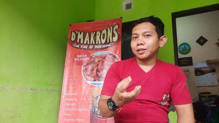 Pelaku UMKM D'Makrons, Rudy Sulaiman menceritakan kisahnya dari karyawan menjadi pengusaha di rumahnya, Boja, Kendal, Selasa (29/4/2025). D'Makrons sudah menempus pasar supermarket di pulau Jawa.