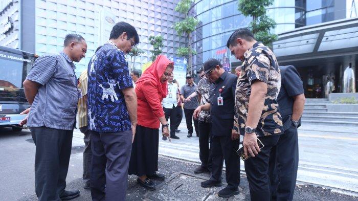 Wali Kota Semarang, Hevearita Gunaryanti Rahayu saat mengecek beberapa aliran air yang diharapkan bisa mengendalikan banjir di Kota Semarang, Selasa (2/1).