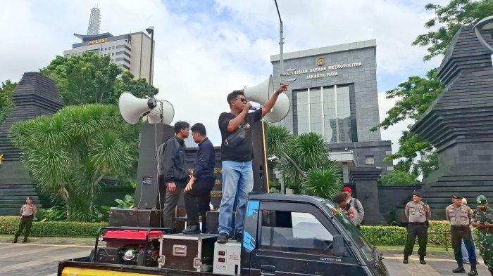 MASSA DEMONSTRASI - Sejumlah orang menamakan diri Aliansi Rakyat Menggugat (ARM) unjuk rasa di Polda Metro Jaya, Jalan Jenderal Sudirman Jakarta Selatan, Jumat (7/2/2025). Massa pendemo dalam aspirasinya meminta Polri mengusut sejumlah kasus yang urung selesai. (Tribunnews.com/Reynas Abdila)