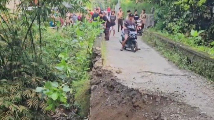 RUSAK BERAT: Jembatan Kali Prukut di Desa Rancamaya, Kecamatan Cilongok, mengalami kerusakan berat setelah sebuah dump truk tergelincir dan jatuh ke sungai, Sabtu (10/5/2025) sore. Warga berharap pemerintah daerah segera turun tangan memperbaiki jembatan yang menjadi jalur vital antar desa di wilayah Cilongok. (DOK. WARGA)