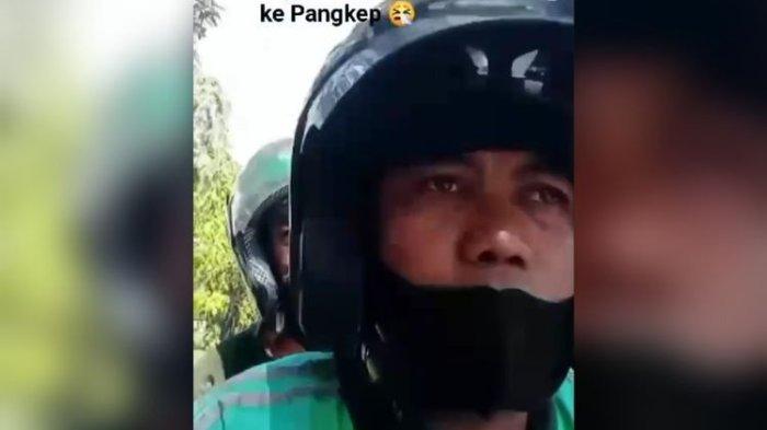 Potongan video ojek online (Ojol) di Makassar membonceng seorang pria parubaya yang tengah menggendong jenazah cucunya usai tak mampu bayar sewa ambulans. Sabtu (15/6/2024). (Instagram/Teropong Makassar)