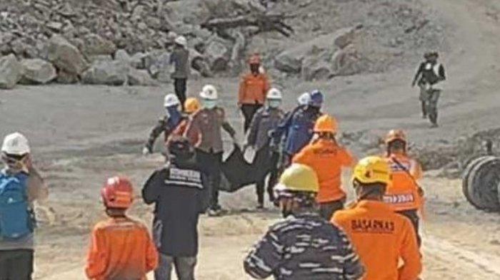 EVAKUASI KORBAN LONGSOR: Tim SAR gabungan menggotong kantung berisi jenazah yang ditemukan di hari keempat di area barat longsor gunung kuda Kabupaten Cirebon Jawa Barat pada Senin (2/6/2025) petang. (KOMPAS.COM/ MUHAMAD SYAHRI ROMDHON)