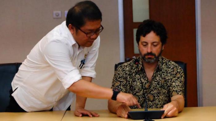 Rudiantara (mantan Menkominfo, kiri) bersama dengan pendiri Google, Sergey Brin di kantor Kemenkominfo, Senin (28/12/2015).