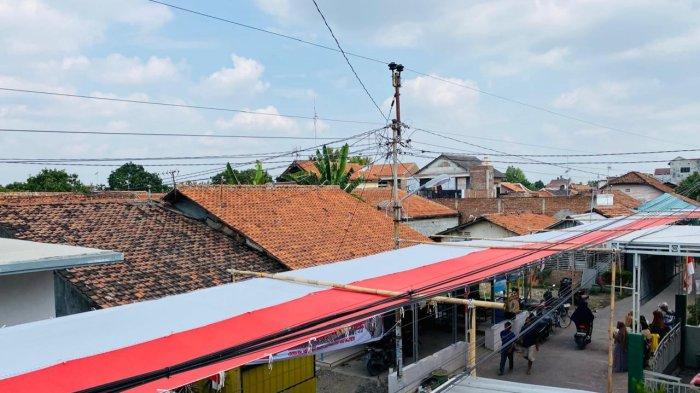 Bendera Merah Putih Raksasa Sepanjang 400 meter dan lebar 3 meter membentang di sepanjang Jalan KH. Kurtubi RT 03/RW 02, Desa Kademangaran, Kecamatan Dukuhturi, Kabupaten Tegal dari ujung barat sampai ujung timur. Pemasangan bendera merah putih ini dalam rangka memperingati HUT ke-79 Republik Indonesia, pada Jumat (2/8/2024).