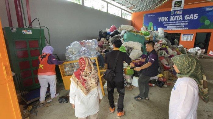 TAMBAHAN FASILITAS - Gudang di Bank Sampah Induk (BSI) Salatiga mendapatkan tambahan fasilitas dari BRI Branch Office Salatiga, Jumat (23/2/2024). Beberapa di antaranya mobil bak sampah, mesin press sampah, gerobak pengangkut sampah, timbangan digital dan perluasan pintu gudang. (TRIBUN JATENG/REZA GUSTAV)