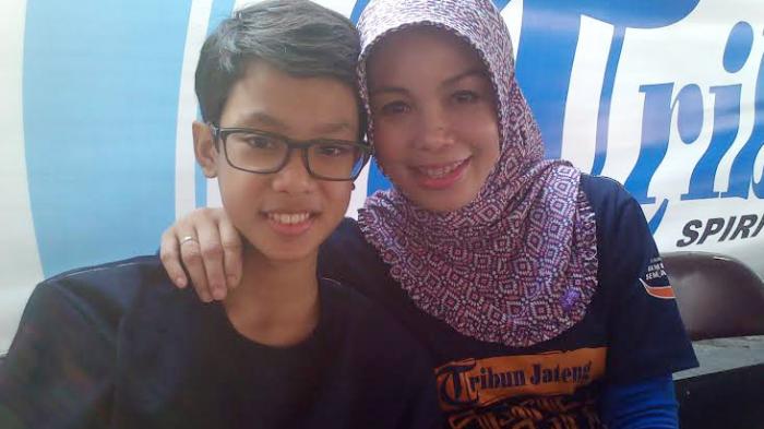 Muhammad Zinedine Alam Ganjar (12) Putra Ganjar Pranowo bersama Siti Atiqoh ibundanya.