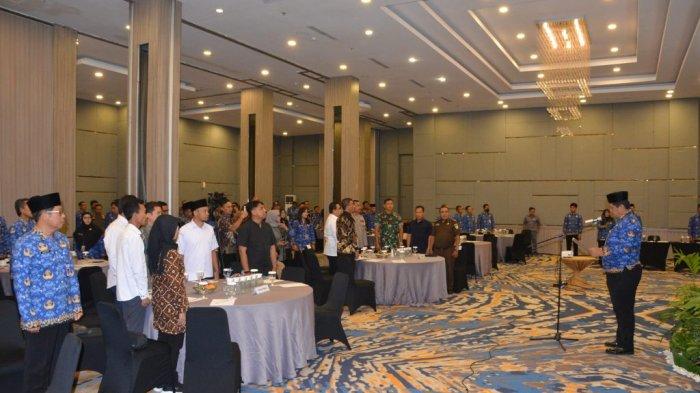 Sejumlah pegawai ASN dan non ASN di lingkungan Pemkab Cilacap mengikuti rapat koordinasi netralitas ASN dalam Pilkada 2024 yang digelar oleh Bawaslu Cilacap di Aston Inn. Kamis (17/10/2024).