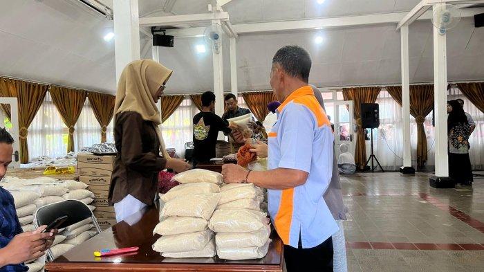 GERAKAN PASAR MURAH - Warga Wonosobo rela antri untuk mendapatkan berbagai komoditas pangan yang dijual di pasar murah Pendopo Wakil Bupati, Kamis (20/3/2025). Ada lima komoditas pangan yang disediakan dan bisa dibeli dengan harga yang lebih murah bila dibandingkan dengan harga pasar. (Tribunjateng.com/Imah Masitoh)