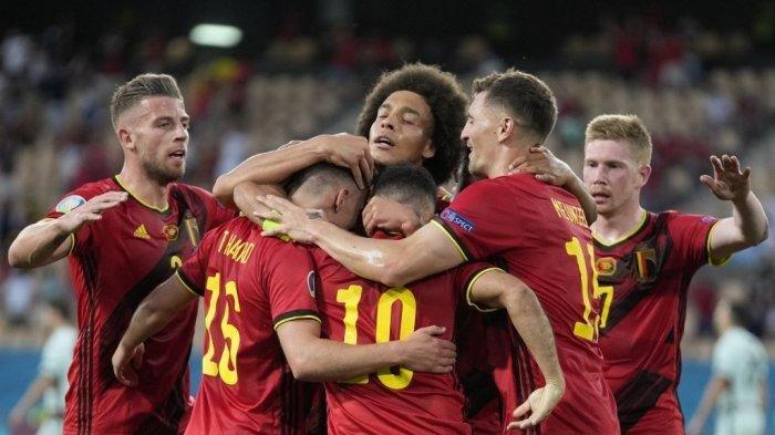 Para pemain Belgia merayakan gol pertama mereka selama pertandingan sepak bola babak 16 besar UEFA EURO 2020 antara Belgia dan Portugal di Stadion La Cartuja di Seville pada 27 Juni 2021 - Axel Witsel memperingatkan para pemain Belgia untuk tidak meminimalisir kesalahan saat meladeni perlawanan Italia di Perempat Final Euro 2021.