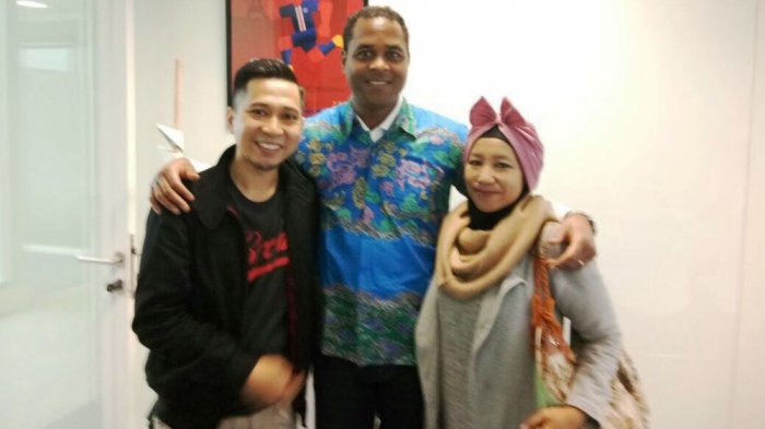 Valentinus Fun (kiri) bersama Patrick Kluivert (tengah) yang mengenakan batik papringan Banyumas di kantor PSG, Paris