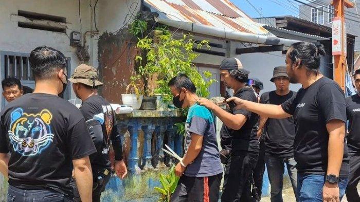 H (43) pelaku pembunuhan terhadap istrinya U alias JU (35) saat dibawa Tim Jatanras Polrestabes Makassar ke TKP di Jalan Kandea 2 Lorong 116 No 6 B, Kelurahan Bontoala Tua, Kecamatan Bontola, Makassar, Sulsel, Minggu (14/42024).