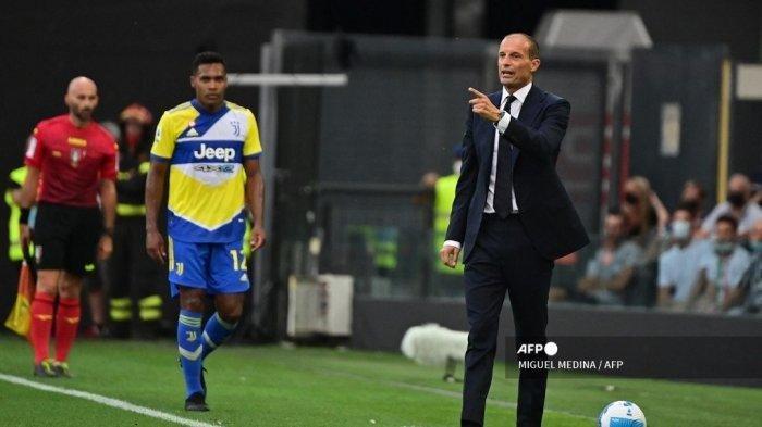 Pelatih Juventus asal Italia Massimiliano Allegri memberikan instruksinya saat pertandingan sepak bola Serie A Italia antara Udinese dan Juventus di Stadion Dacia Arena di Udine, pada 22 Agustus 2021.