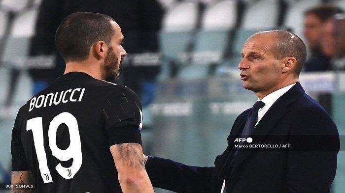 Pelatih kepala Juventus Italia Massimiliano Allegri (kanan) berbicara dengan bek Juventus Italia Leonardo Bonucci selama pertandingan sepak bola Serie A Italia antara Juventus dan Sassuolo pada 27 Oktober 2021 di stadion Juventus di Turin.