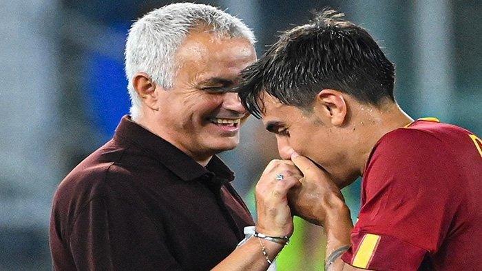 Pemain depan AS Roma asal Argentina Paulo Dybala (kanan) bercanda dengan pelatih AS Roma asal Portugal Jose Mourinho saat ia digantikan selama pertandingan sepak bola Serie A Italia antara AS Roma dan Monza pada 30 Agustus 2022 di stadion Olimpiade di Roma. Roma akan menghadapi Inter pada Sabtu 1 Oktober 2022.