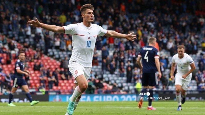 Pemain depan Republik Ceko Patrik Schick (kiri) merayakan mencetak gol pertama timnya selama pertandingan sepak bola Grup D UEFA EURO 2020 antara Skotlandia dan Republik Ceko di Hampden Park di Glasgow pada 14 Juni 2021. (LEE SMITH / POOL / AFP)