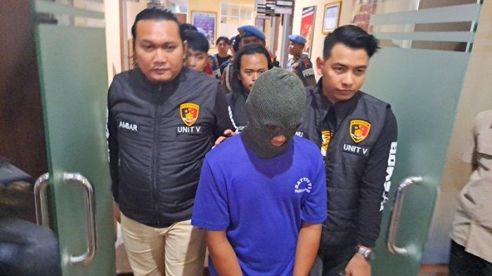 KONFERENSI PERS, Kasus pembunuhan yang dilakukan pelaku Kiswanto alias Bo’ing (27), nekat membunuh korban FAS alias F alias D (16). Pelaku dihadirkan dalam konferensi pers yang dilaksanakan Polresta Banyumas, Selasa (10/6/2025). Korban dibunuh pelaku setelah disebut memiliki alat kelamin kecil.