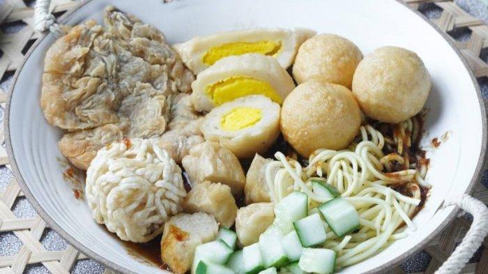 Ummu Zulfa atau yang bernama asli Yosi Widi A memproduksi pempek rumahan di Asrama Polisi Watumas, Gang Pelopor No. 5A, RT 6 RW 3, Purwanegara, Purwokerto Utara, Kabupaten Banyumas.
