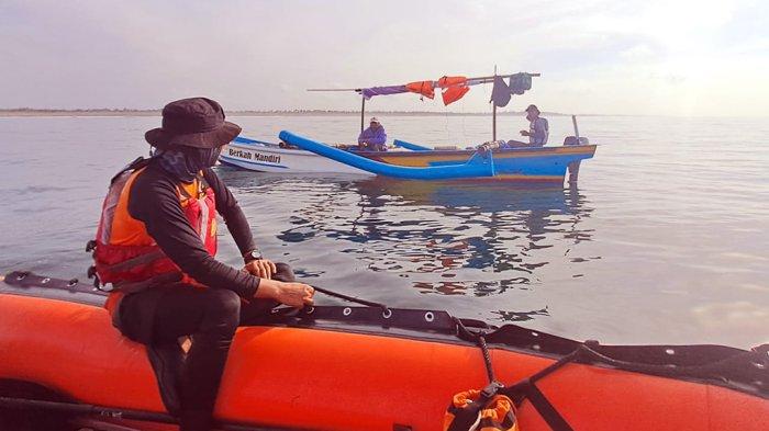 Tim SAR gabungan saat melakukan pencarian terhadap A (15) remaja asal Kebumen yang terseret ombak saat bermain air di Pantai Setrojenar, Kebumen. Senin (27/11).