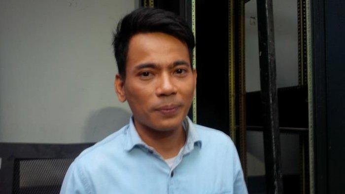 Penyanyi Indonesia Idol musim kelima (2008), Januarisman Runtuwene alias Aris Idol diabadikan usai menjalani shooting program bincang-bincang Rumpi, di Gedung Trans, Tendean, Jakarta Selatan, Kamis (12/11/2015).