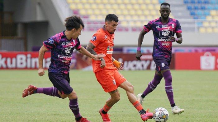Pesepak bola Borneo FC, Stefano Lilipaly (tengah) mengoper bola dalam lanjutan BRI Liga 1 antara Rans Nusantara FC melawan Borneo FC di Stadion Manahan, Solo, Senin (19/12/2022) sore.