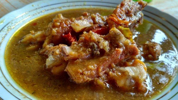 Seporsi petis runting kikil. Petis runting berasal Dukuh Runting, Desa Tambaharjo, Kecamatan Pati yang resepnya diberikan secara turun temurun