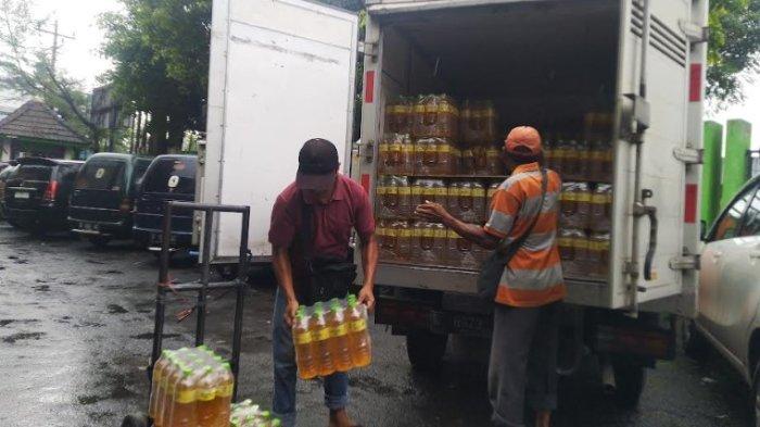 Petugas melakukan pendistribusian Minyakita kepada pedagang di Pasar Jember Kabupaten Kudus.