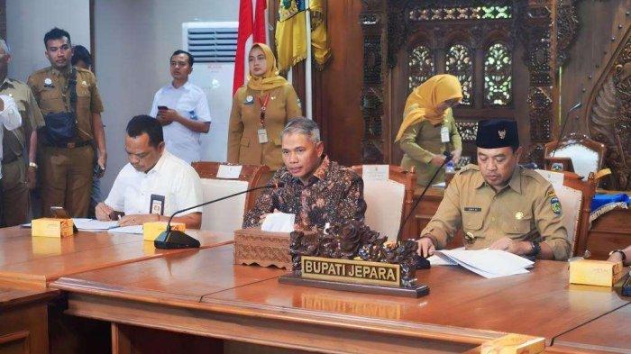 Pj Bupati Jepara, Edy Supriyanta (3 dari kanan) menyampaikan sambutan dalam momen Penandatanganan MOU Perjanjian Kerjasama Pengelolaan Sampah dengan Sistem RDF di Kab. jepara.