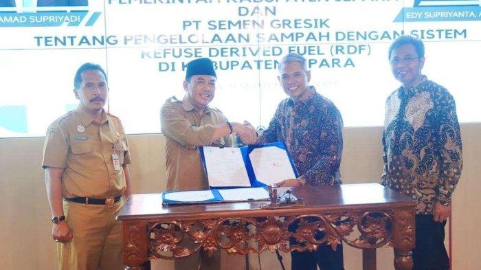 Pj. Bupati Jepara Edy Supriyanta (dua dari kiri) dan Dirut Semen Gresik, Muchamad Supriyadi (dua dari kanan) menunjukan MOU Kerjasama Pengelolaan Sampah menjadi Bahan Bakar RDF antara Pemkab. Jepara bersama Semen Gresik.