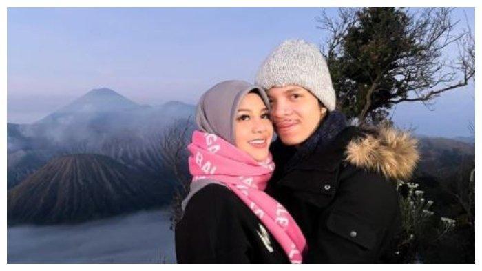 Potret mesra Atta Halilintar dan Aurel Hermansyah saat berkunjung ke gunung Bromo, Jumat (11/6/2021).