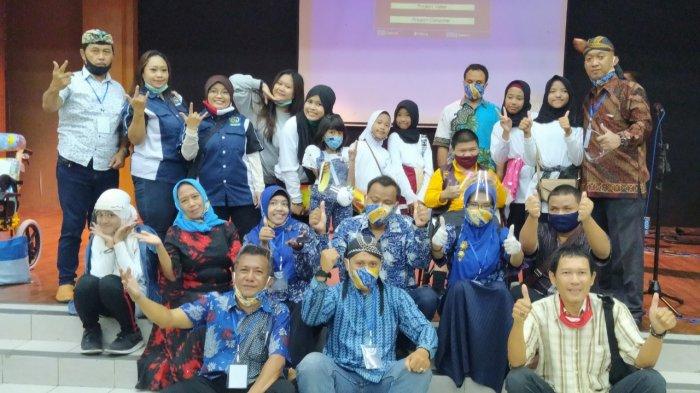 Perwakilan PPDI Kota Semarang, Laili N Linda Fatmawati (berdiri tiga dari kiri) saat kegiatan bersama para teman-teman disabilitas.