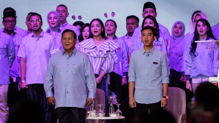 Kandidat presiden dan Menteri Pertahanan Indonesia, Prabowo Subianto (kiri), serta kandidat wakil presiden, Gibran Rakabuming Raka, putra Presiden Indonesia Joko Widodo dan saat ini menjadi walikota Surakarta, hadir dalam debat wakil presiden di Jakarta Convention Center pada 22 Desember 2023.
YASUYOSHI CHIBA / AFP