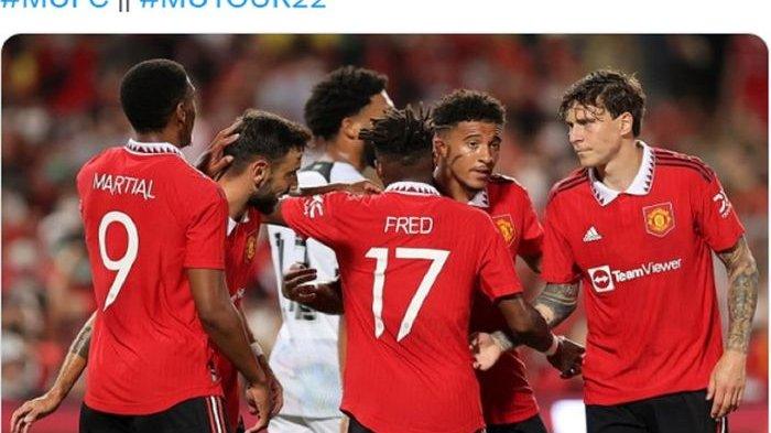 Jadon Sancho merayakan gol pertama bersama rekannya saat laga pramusim antara Man United melawan Liverpool di Bangkok, Thailand, Selasa (12/7/2022).