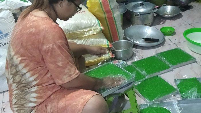 PROSES PEMBUATAN WAJIK - Warga Mijen Semarang sedang mencampurkan ketan yang sudah dikukus ke dalam cairan santan dan gula di Cangkiran, Mijen Semarang. Mereka membuat wajin hijau tanpa pewarna, Kamis (11/01/2024). (Nur Fithri, mahasiswa FIB UNDIP, magang Jurnalistik Tribun Jateng)
