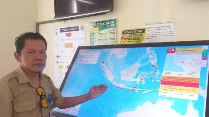 Kabid Rehabilitasi dan Rekonstruksi BPBD Kabupaten Purworejo Sutijoso Brahmanto menunjukkan pusat data gempa BPBD Kabupaten Purworejo.