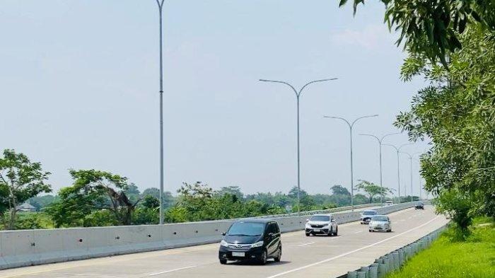 Kendaraan melintas di jalan tol