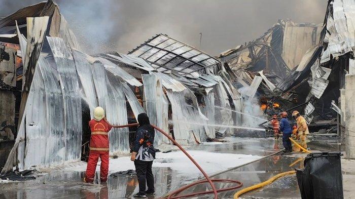 Petugas kebakaran berjibaku memadamkan api yang melahap pabrik mainan anak-anak milik PT Master Kidz Indonesia di Kawasan Industri Kendal (KIK), Jumat (1/11/2024).