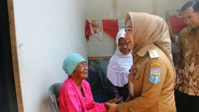 Bupati Purbalingga Dyah Hayuning Pratiwi menemui lansia penerima Program Rantang Berkah Pemkab Purbalingga.