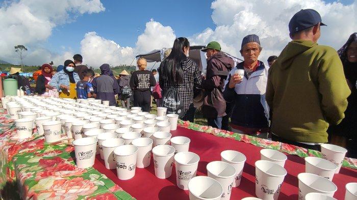 Sejumlah warga saat ikut Rekor MURI itu berupa aksi minum bersama 1.116 Purwaceng yang merupakan minuman khas Dieng, dalam gelaran Dieng Culture Festival 2022, di Lapangan Pandawa, Dieng Kulon, Banjarnegara, Jumat (2/9/2022).