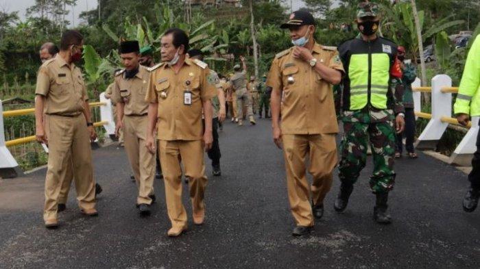 Bupati Banjarnegara, Budhi Sarwono meresmikan jembatan Kali Bojong Desa Darmayasa Kecamatan Pejawaran, Selasa (6/10/2020).