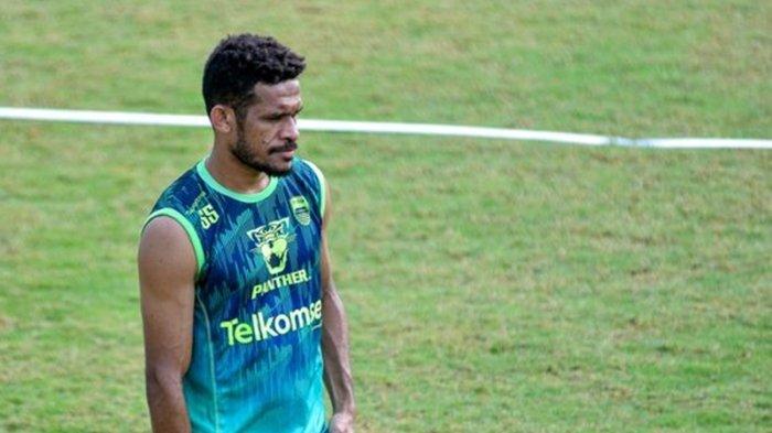 Gelandang Persib Bandung, Ricky Kambuaya dalam pelatihan Persib Bandung di tengah Kompetisi Liga 1 2022-2023.